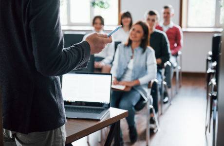 Professionals participant en una formació de l'IBDONA