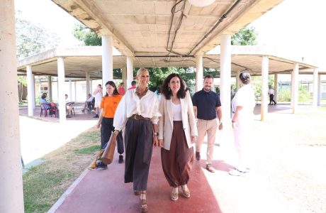 La consellera Sandra Fernández i la gerent Sira Fiz en una visita a la residència Son Tugores.