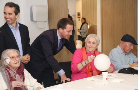 Persona gran utilitzant un caminador per desplaçar-se