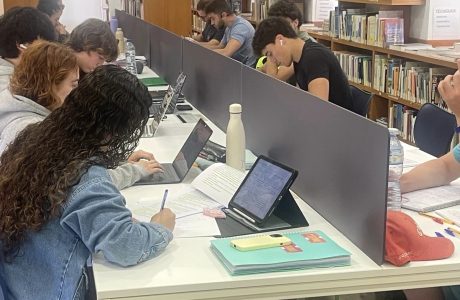 Sala d'estudi de la Biblioteca Municipal de Manacor amb usuaris
