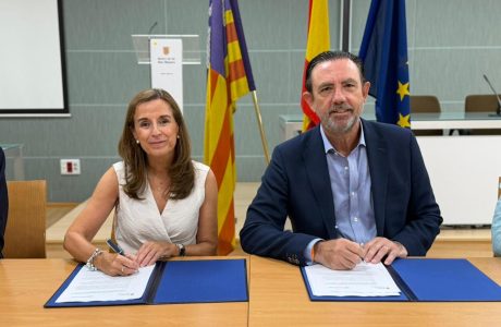 Representants del Govern de les Illes Balears i d'Ecoembes durant la signatura del conveni de residus.