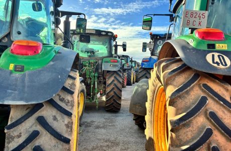 Tractor treballant en un camp agrícola a les Illes Balears