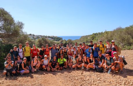 Joves caminant per un tram litoral del Camí de Cavalls a Menorca