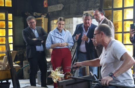 La presidenta Marga Prohens durant la presentació del segell Producte fet aquí a Vidres Gordiola