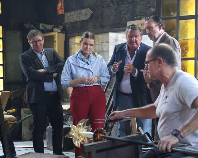 La presidenta Marga Prohens durant la presentació del segell Producte fet aquí a Vidres Gordiola