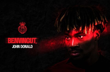El futbolista John Chetauya Donald durant un partit