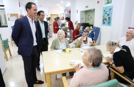 Treballadora del servei d'atenció domiciliària atenent una persona gran a la seva llar