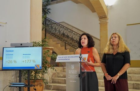 Persona de la tercera edat atesa per un professional dels serveis socials