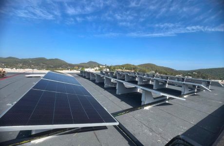 Plaques solars d'autoconsum compartit instal·lades en un edifici públic