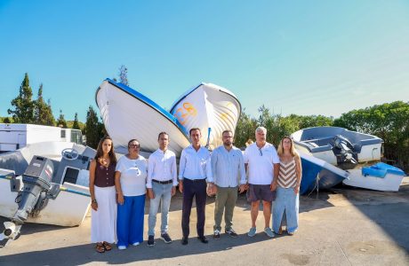 El president del Consell de Mallorca, Llorenç Galmés, durant la visita al dipòsit de pasteres de Ses Salines