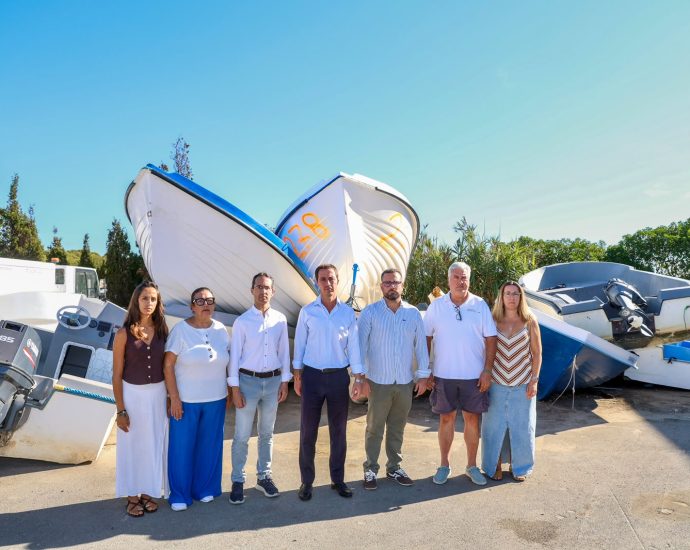 El president del Consell de Mallorca, Llorenç Galmés, durant la visita al dipòsit de pasteres de Ses Salines