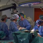 Passadís d'un hospital públic de les Illes Balears amb personal sanitari
