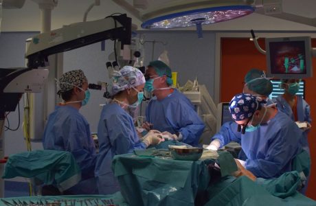 Passadís d'un hospital públic de les Illes Balears amb personal sanitari