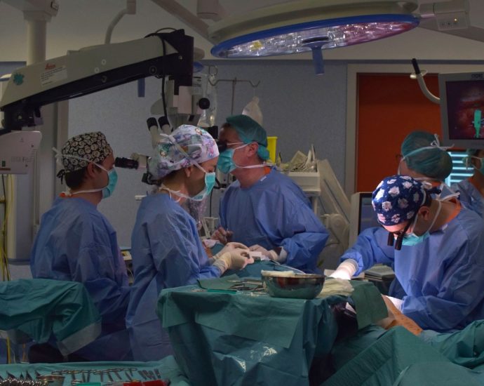 Passadís d'un hospital públic de les Illes Balears amb personal sanitari