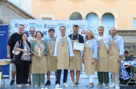 Degustació d'ensaïmades a la primera Mostra de l'Ensaïmada a la Misericòrdia
