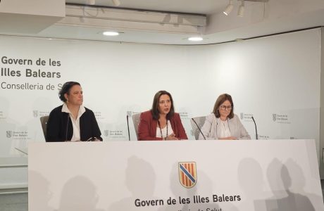 Sanitria preparant una dosi de vacuna durant una campanya de salut