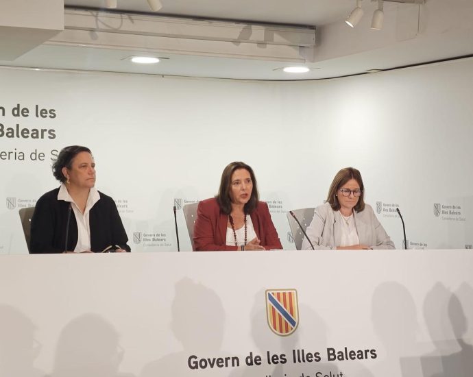 Sanitria preparant una dosi de vacuna durant una campanya de salut