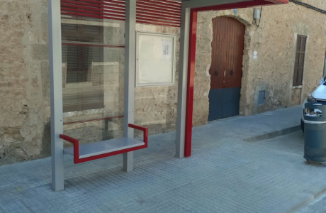 Nova marquesina instal·lada en una parada del bus TIB