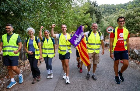 Pelegrins a l'arribada al santuari de Lluc durant la 45a Pujada a Lluc a peu