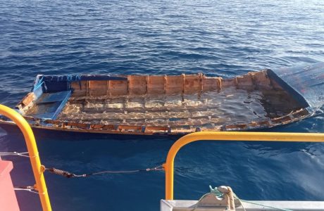Embarcació del servei de neteja del litoral treballant a les aigües de Balears