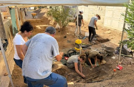 Treballs d'excavació i exhumació de fosses de la Guerra Civil al cementeri de Son Servera
