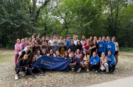 Joves del programa Multiaventures Júnior realitzant activitats a l'aire lliure