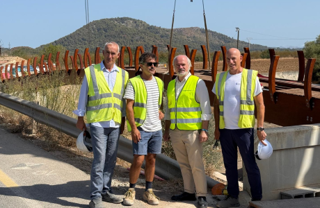 Instal·lació de la passarel·la de fusta del vial cívic entre sa Pobla i Crestatx