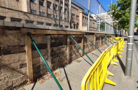 Mur de tancament perimetral d'un centre educatiu