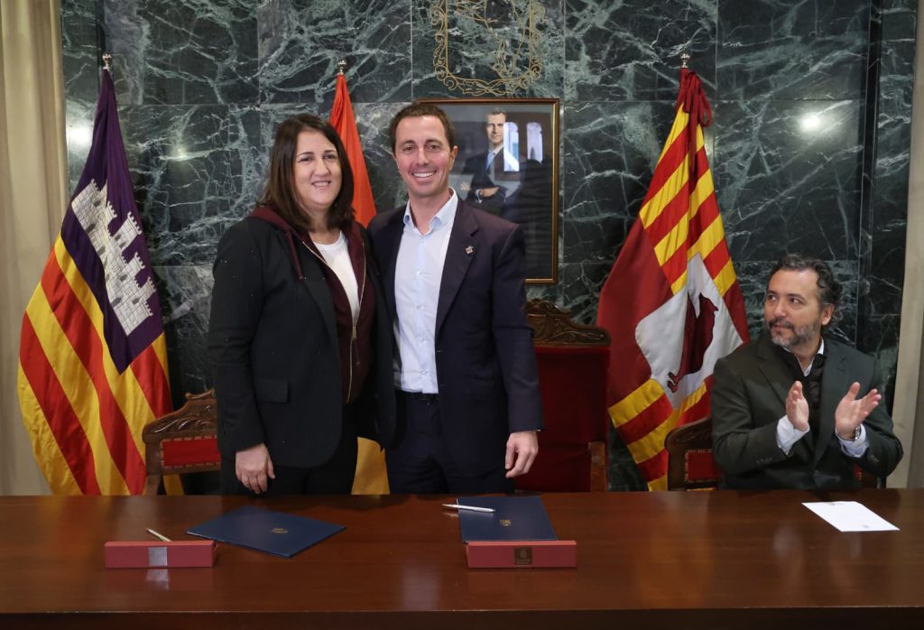 Carretera mallorquina amb trànsit de vehicles en una intersecció de la comarca del Migjorn