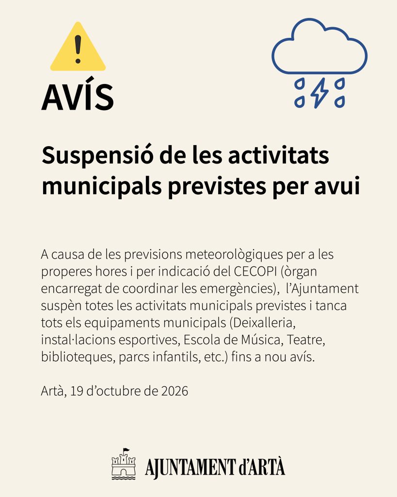 Porta d'un recinte públic tancada amb cadena sota la pluja