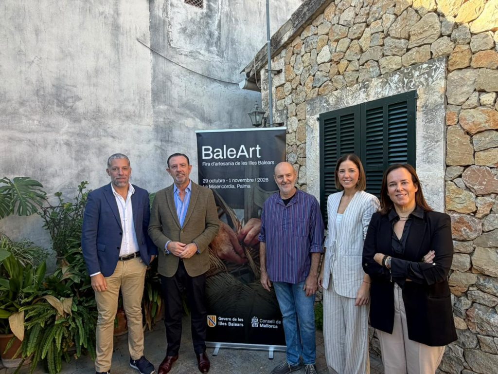 Imatge il·lustrativa de parades de ceràmica i cistelleria en un pati de pedra de Palma.