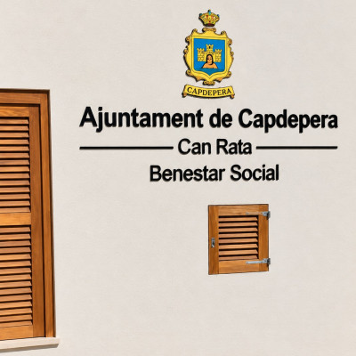 Façana d'un edifici municipal a Capdepera sota la llum del matí