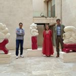 Escultures d'alabastre d'Isabela Lleó exposades al pati de Ca n'Oleo