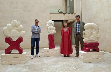 Escultures d'alabastre d'Isabela Lleó exposades al pati de Ca n'Oleo