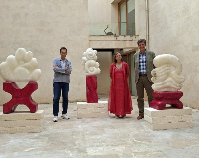 Escultures d'alabastre d'Isabela Lleó exposades al pati de Ca n'Oleo