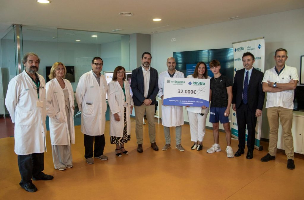 Lliurament d'un xec simbòlic en un acte institucional sanitari