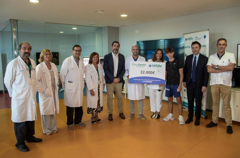 El creador menorquí David Triay dona 32.000 euros a l’IdISBa per a la recerca en càncer colorectal