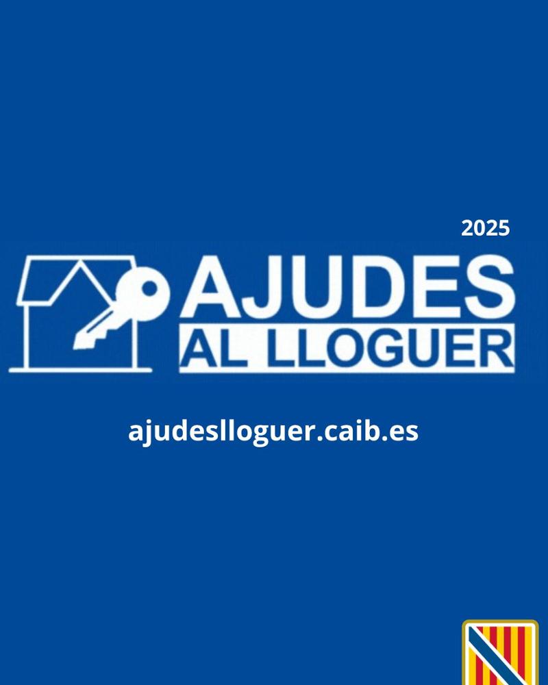 Claus d'un habitatge i documents sobre una taula de fusta