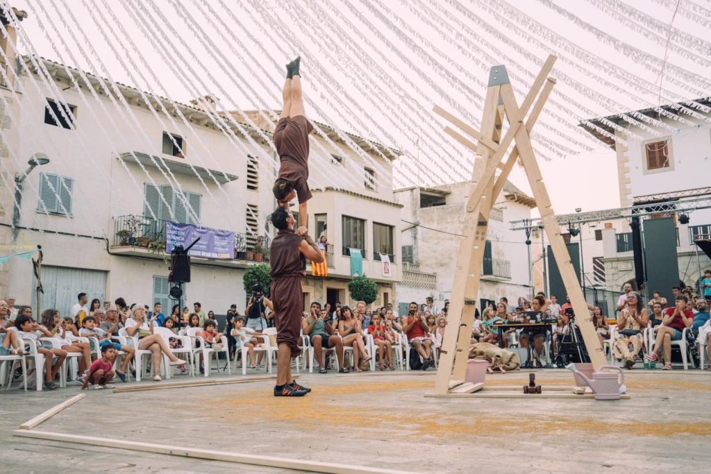 Escenari teatral il·luminat durant una representació d'arts escèniques per a públic familiar
