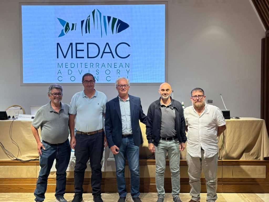 Barca de pesca d'arrossegament a la mar Mediterrània