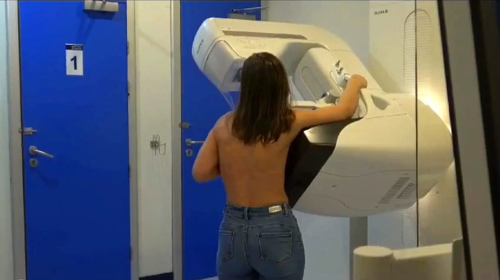 Equip mèdic de mamografia en una sala d'hospital il·luminada amb llum clínica suau