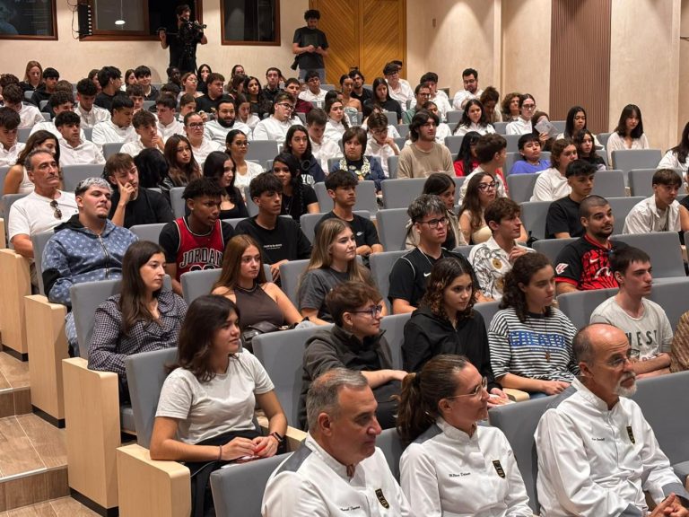 Més de 1.200 alumnes de forneria passen per les xerrades del Govern per garantir el relleu al sector