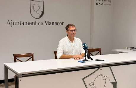 Miquel Oliver durant l'anunci de la seva renúncia a la batlia de Manacor