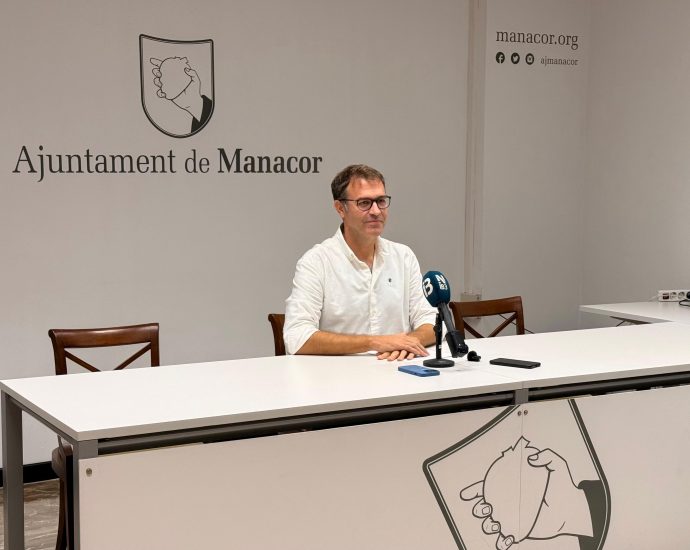 Miquel Oliver durant l'anunci de la seva renúncia a la batlia de Manacor
