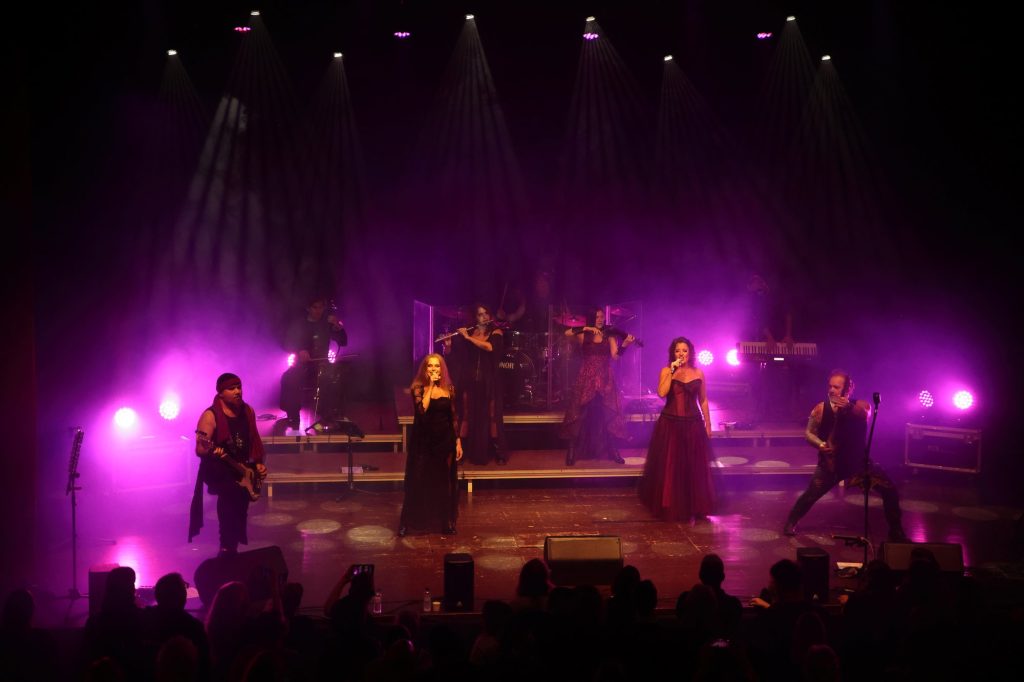 Najash Symphonic Metal en directe amb llums morades