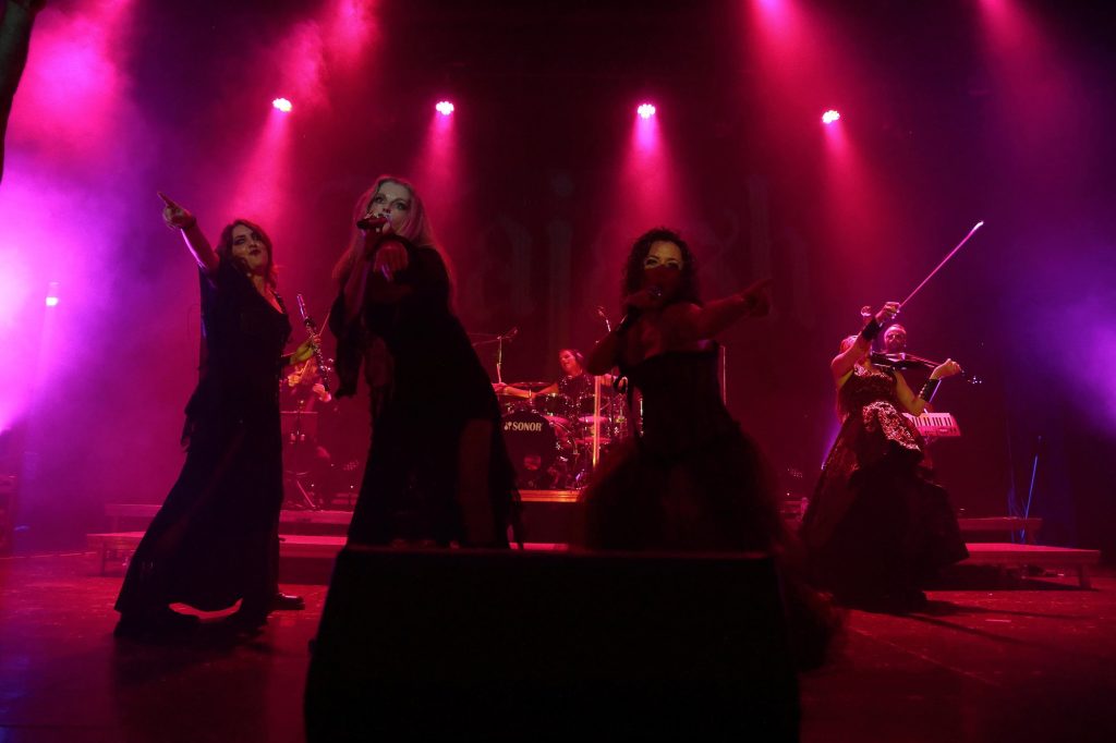 Les cordes i les veus de Najash en concert