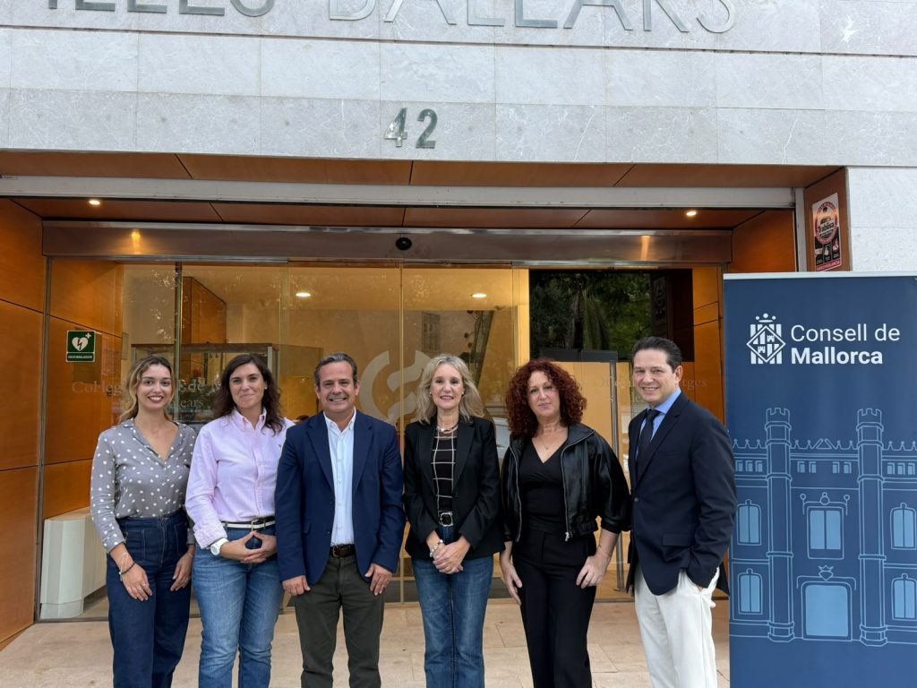 Sala d'actes amb públic assistent a una xerrada sobre salut mental juvenil