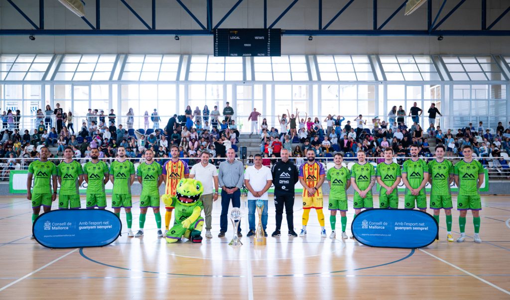 Escolars jugant a futbol sala en un poliesportiu municipal amb jugadors professionals