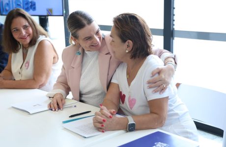 Acte de signatura del conveni entre l'Associació Elena Torres i l'IdISBa amb la presidenta Marga Prohens