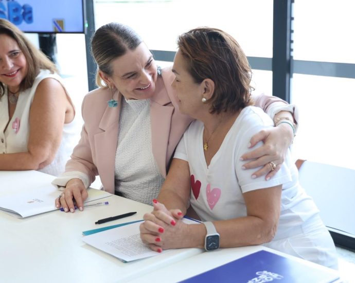 Acte de signatura del conveni entre l'Associació Elena Torres i l'IdISBa amb la presidenta Marga Prohens